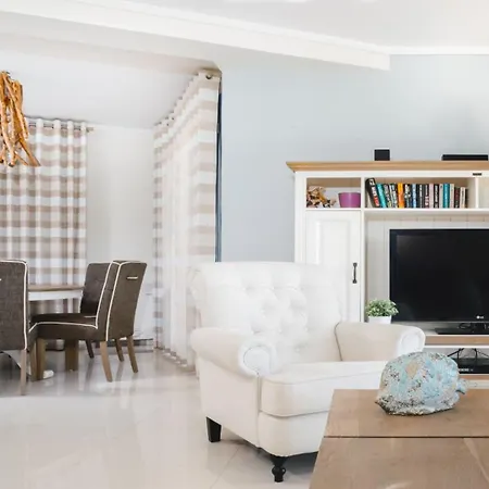 Comfortable And Chic Garden With A Well Maintained Garden 别墅 *