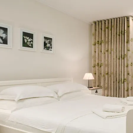 Comfortable And Chic Garden With A Well Maintained Garden Villa