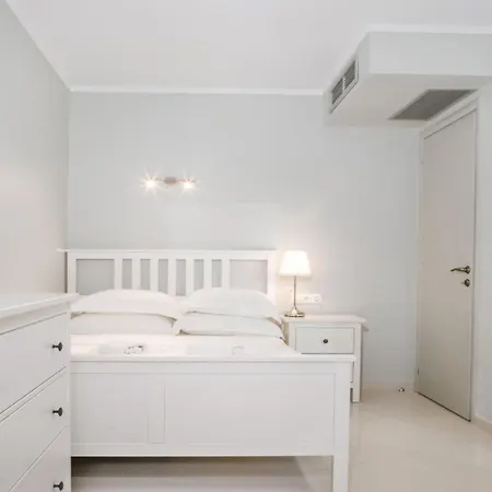 Comfortable And Chic Garden With A Well Maintained Garden Villa *