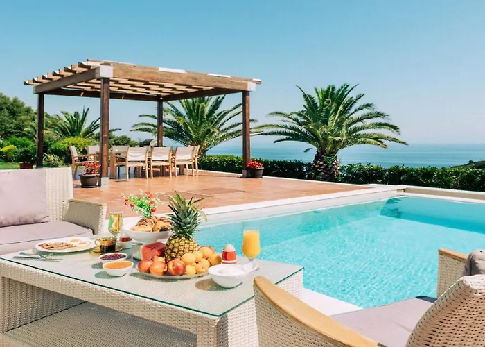 Comfortable And Chic Garden With A Well Maintained Garden *