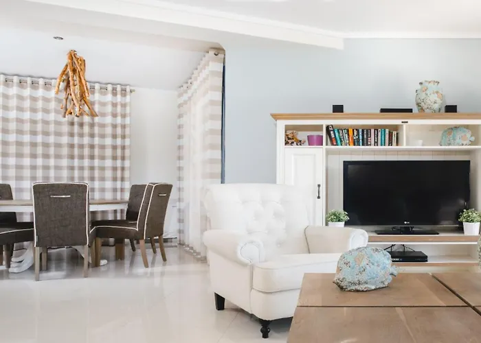 Comfortable And Chic Garden With A Well Maintained Garden Vilă *