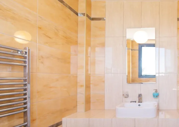 Comfortable And Chic Garden With A Well Maintained Garden Vilă *