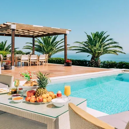 Comfortable And Chic Garden With A Well Maintained Garden *