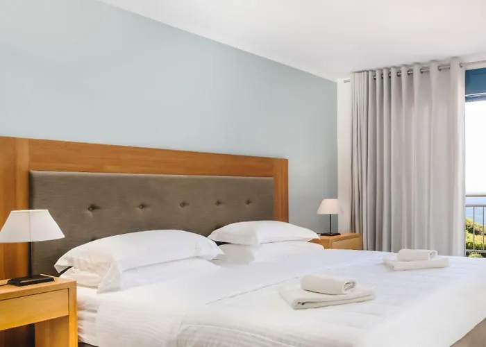 Comfortable And Chic Garden With A Well Maintained Garden *